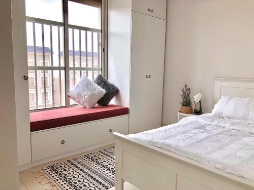 um quarto com uma cama e uma janela em Al Majdiah Residence الماجدية ريزدينس شقة عائلية متكاملة em Riyadh