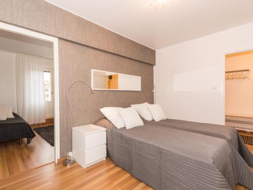 1 dormitorio con cama y pared en Santa's Apartment, en Rovaniemi