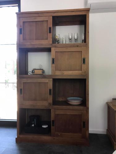 a wooden book shelf with dishes on it at Vakantiewoning De Kleine Duinberg - Chalet Nr 9 in Retie
