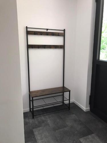 a wooden bench sitting in the corner of a room at Vakantiewoning De Kleine Duinberg - Chalet Nr 9 in Retie