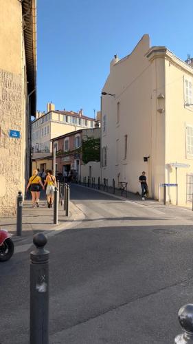 un groupe de personnes marchant dans une rue de la ville dans l'établissement T2 climatisé st victor Vieux Port et Plage des catalans 13007, à Marseille
