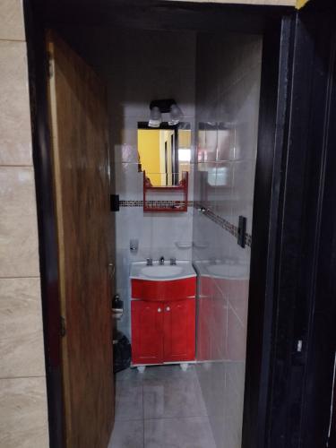 baño con armario rojo y lavamanos en MALARGÜE STYLE EXMAT CÉNTRICO,UBICADISIMO, en Malargüe