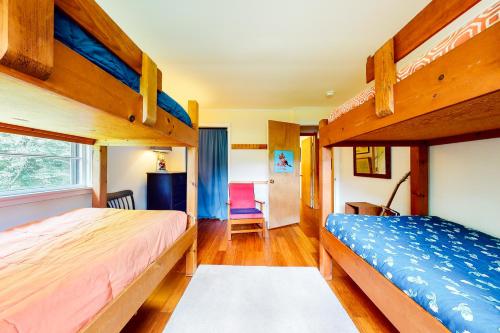 Tempat tidur susun dalam kamar di Notch Lodge