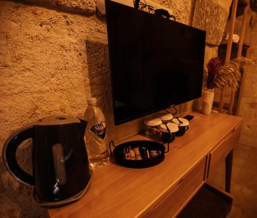 Una televisión o centro de entretenimiento en Juno Cappadocia