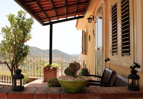 a balcony with a table and chairs and a view of the mountains at Villa Artemis in Graniti