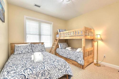 ein Schlafzimmer mit einem Bett und einem Etagenbett in der Unterkunft Rock N Reel in Oak Island