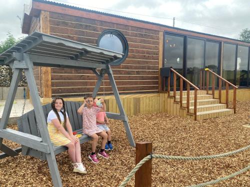 Επισκέπτες που μένουν στο Gorestown Glamping Chalets