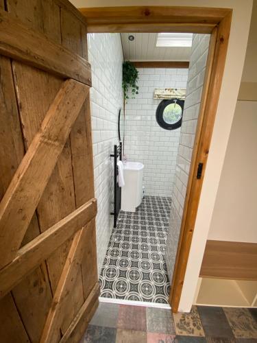 Ένα μπάνιο στο Gorestown Glamping Chalets
