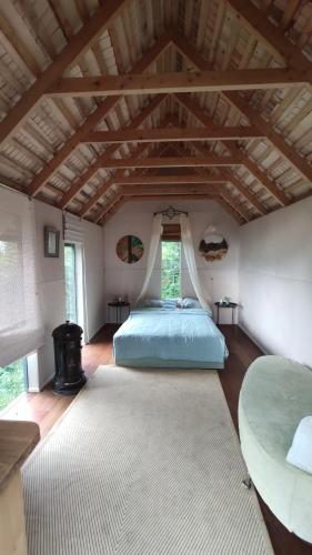 MUHUSI Linnumaja في Igaküla: غرفة نوم بسرير وسجادة كبيرة