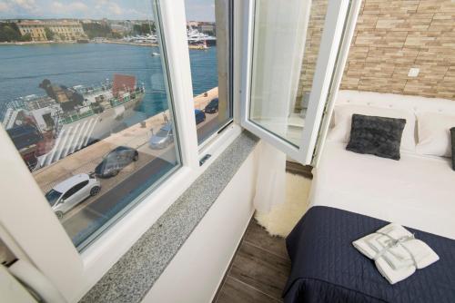 Posteľ alebo postele v izbe v ubytovaní Pleasure Sea View Apartment Zadar