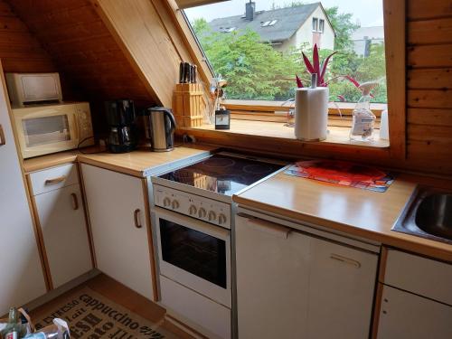 a small kitchen with a stove and a window at Ferienwohnung Heucke in Berlin