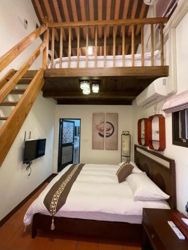 Una cama o camas en una habitación de 八八古藝民宿可包棟