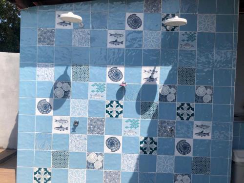 a blue and white tile wall in a bathroom at Casa de praia em Barra do Gil in Vera Cruz de Itaparica