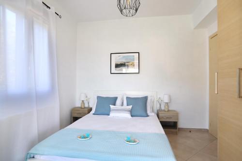 Un pat sau paturi într-o cameră la Esperides Apartments Aigli