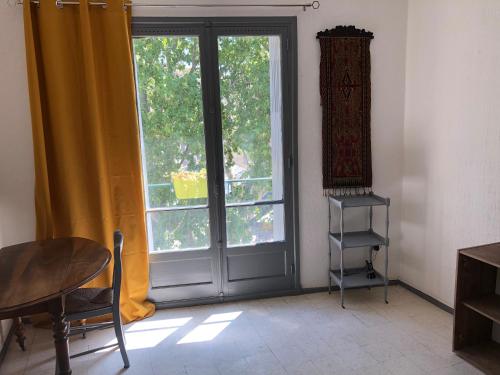 Photo de la galerie de l'établissement Appartement de charme Avignon CENTRE HISTORIQUE TERRASSE et BALCON Place PIE, à Avignon