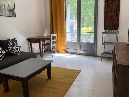 Photo de la galerie de l'établissement Appartement de charme Avignon CENTRE HISTORIQUE TERRASSE et BALCON Place PIE, à Avignon