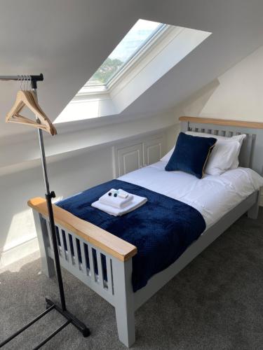 sypialnia z łóżkiem z oknem w obiekcie Mitchell Heights w mieście Pontnewynydd