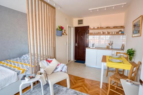 um quarto com uma cama, uma mesa e uma cozinha em Cozy studio in Petrovac with sea view em Petrovac na Moru