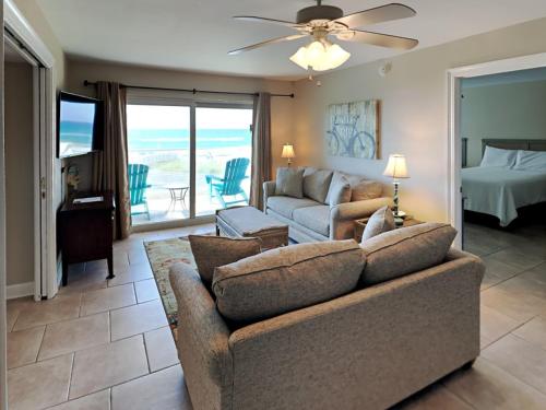 ein Wohnzimmer mit einem Sofa und einem Bett in der Unterkunft Regency Towers 302 West in Pensacola Beach
