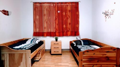 Un pat sau paturi într-o cameră la Budget rooms in Halle with shared bathroom, Free WiFi, Netflix & iPad