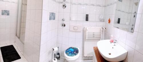Budget rooms in Halle with shared bathroom, Free WiFi, Netflix & iPad tesisinde bir banyo
