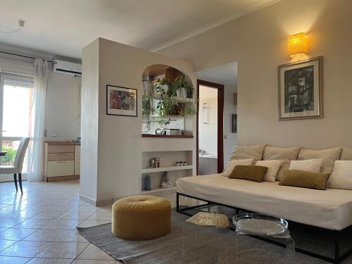 un soggiorno con divano e tavolo di Casa Italia Hospitality a Lunghezza