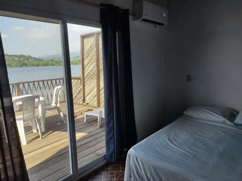 1 dormitorio con 1 cama y balcón con vistas. en Club Cadena, en Acapulco