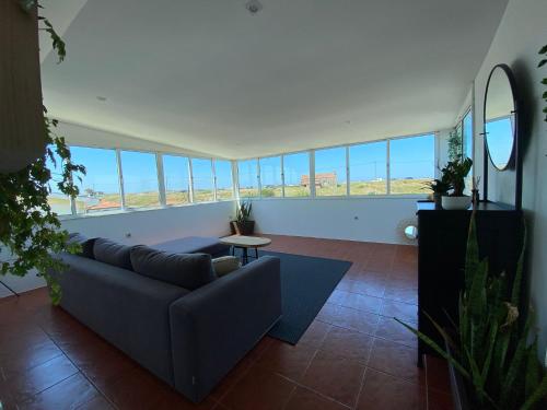 a living room with a couch and some plants at Casa Margarida in Apúlia