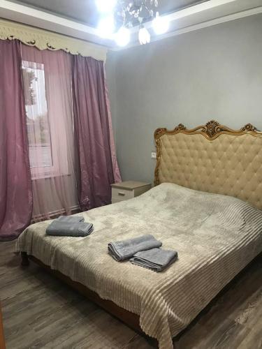 Łóżko lub łóżka w pokoju w obiekcie Koms Guest House