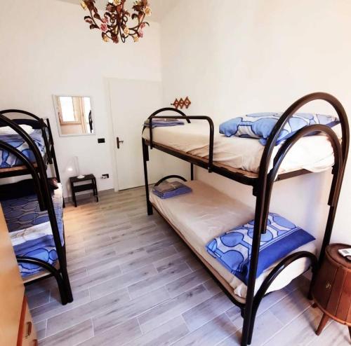 una camera con 2 letti a castello di Blu Salento a Squinzano