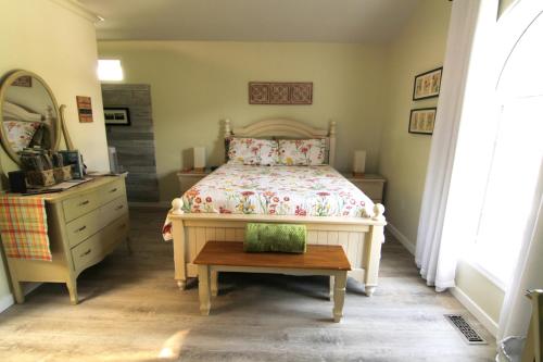 Un pat sau paturi într-o cameră la Sunshine and Wine Loft