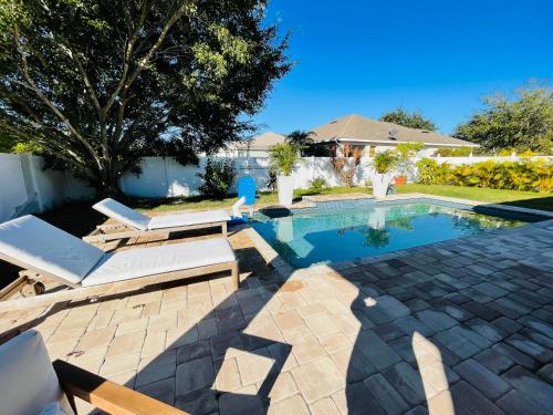 Bazén v ubytování Paradise Heated Pool Home Near IMG and Siesta Key Beach nebo v jeho okolí
