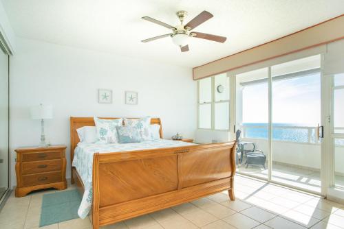 Postel nebo postele na pokoji v ubytování Beachfront Penthouse with Ocean and Sunset Views at Pelican Reef #703