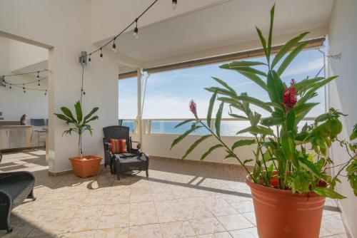 Μπαλκόνι ή βεράντα στο Beachfront Penthouse with Ocean and Sunset Views at Pelican Reef #703