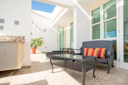 Μπαλκόνι ή βεράντα στο Beachfront Penthouse with Ocean and Sunset Views at Pelican Reef #703