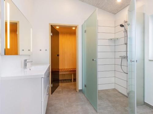 Et badeværelse på 10 person holiday home in Løkken-By Traum
