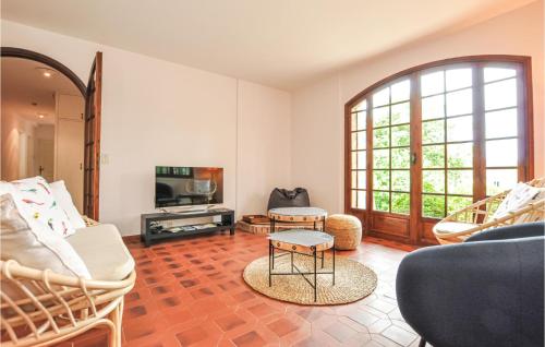 un salon avec un canapé et une télévision dans l'établissement Cozy Home In Roquefort-Les-Pins, à Roquefort-les-Pins