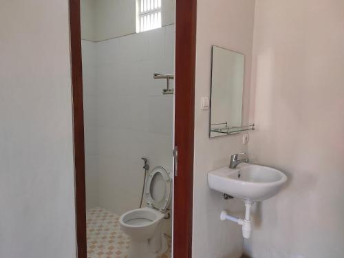 łazienka z toaletą i umywalką w obiekcie Wiana Homestay w mieście Sanur
