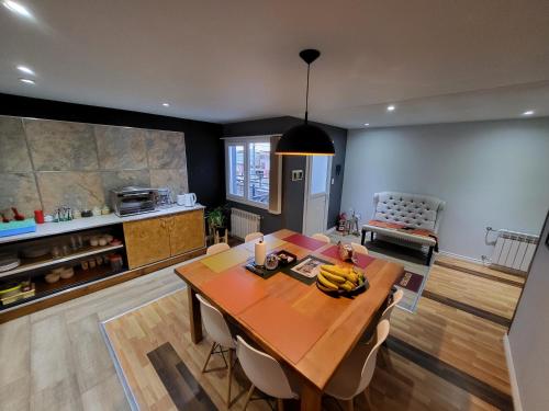 een keuken en eetkamer met een tafel en stoelen bij Casa Magallanes Ushuaia in Ushuaia