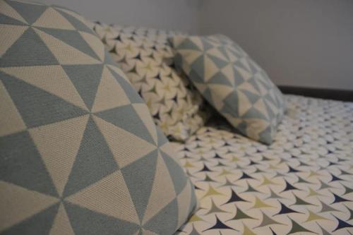 - une chambre dotée d'un lit avec des étoiles dans l'établissement Studio Paquier Annecy hyper centre Vieille ville, à Annecy