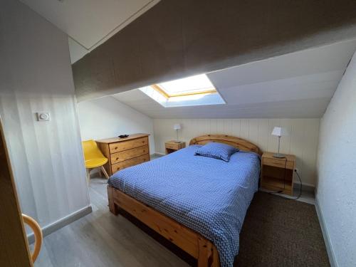 sypialnia z łóżkiem i świetlikiem w obiekcie Appartement Rénové proche Plage avec Parking & Wifi - FR-1-485-136 w mieście Les Sables-dʼOlonne