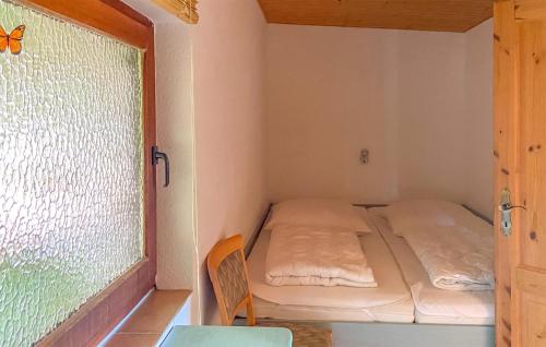 Kleines Zimmer mit einem Bett und einem Fenster in der Unterkunft Beautiful Home In Parkentin With Sauna, Wifi And 1 Bedrooms in Bartenshagen-Parkentin