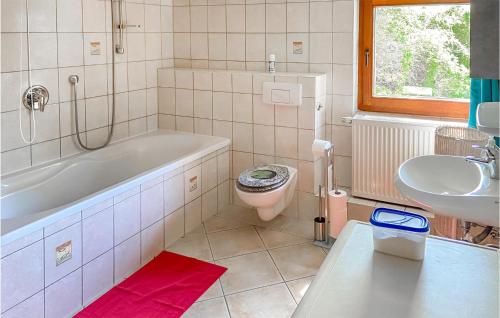 ein Badezimmer mit einer Badewanne, einem WC und einem Waschbecken in der Unterkunft Beautiful Home In Parkentin With Sauna, Wifi And 1 Bedrooms in Bartenshagen-Parkentin