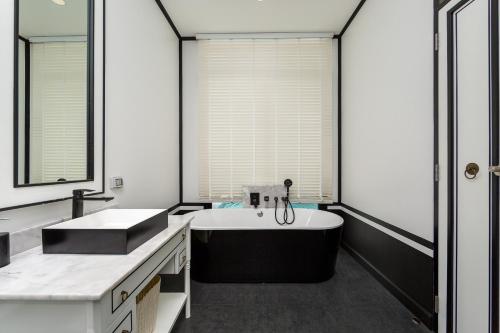 Ένα μπάνιο στο MONO LUX Villa x MonthStayZ Thailand