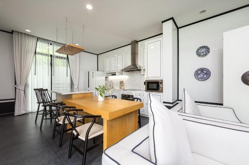 Η κουζίνα ή μικρή κουζίνα στο MONO LUX Villa x MonthStayZ Thailand