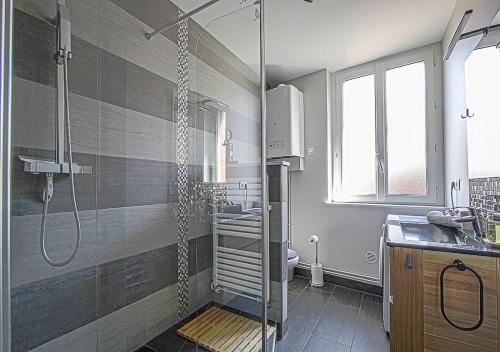 La salle de bains est pourvue d'une douche et d'un lavabo. dans l'établissement A BABORD Fécamp, à Fécamp