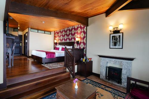 - une chambre avec un lit et une cheminée dans l'établissement Denzong Regency- Luxury Mountain Retreat Spa & Casino, à Gangtok