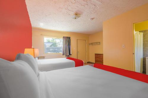 Cette chambre comprend 2 lits et une fenêtre. dans l'établissement OYO Hotel North Lima OH - Boardman, à North Lima