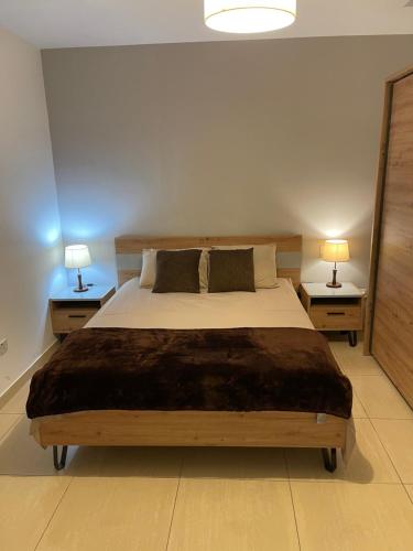 Un pat sau paturi într-o cameră la Spinola Bay - St Julians near beach Prime location