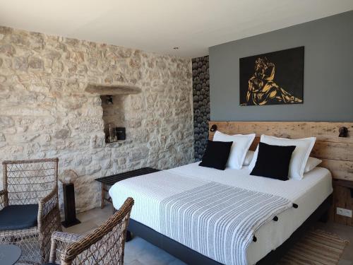 Ліжко або ліжка в номері A deux pas de St Cirq Lapopie, La chambre du "cocher" des Murets de L'isa